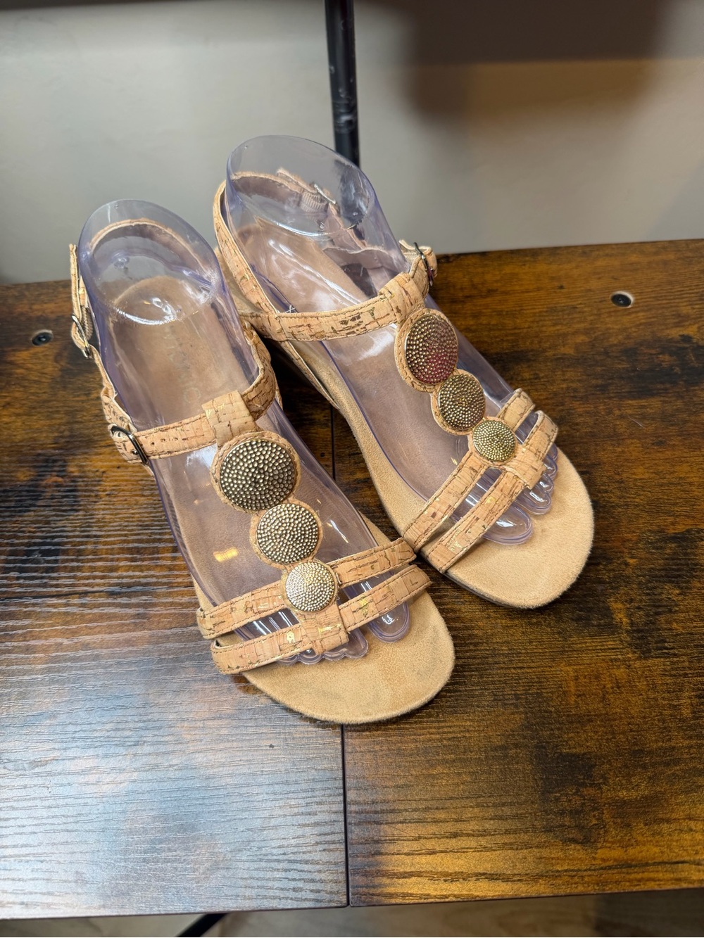 Vionic Noleen T-strap cork wedge sandals  gold-tone circular decor Size 7
